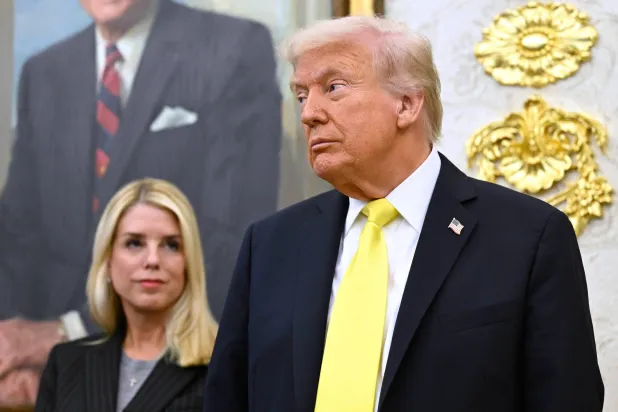 الرئيس دونالد ترمب والمدعية العامة بام بوندي خلال فعالية في المكتب البيضاوي بالبيت الأبيض يوم 15 أكتوبر2025 في واشنطن (أ.ب)