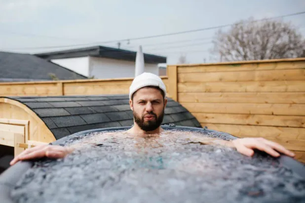 الغمر في المياه الباردة من الممارسات المحببة بين الرياضيين (جامعة تورونتو متروبوليتان)