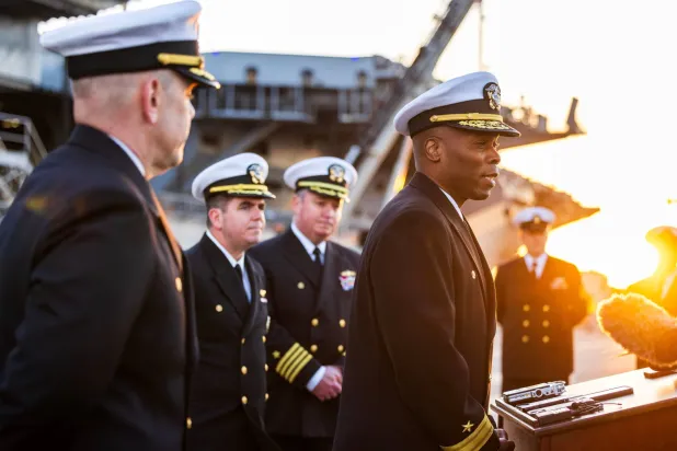 الأدميرال أليكس والكر يتحدث قبل مغادرة حاملة الطائرات «يو إس إس جورج إتش دبليو بوش» إلى الشرق الأوسط 31 مارس 2026 (أ.ب)