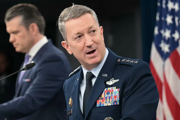 رئيس هيئة الأركان المشتركة الجنرال دان كين يتحدث خلال مؤتمر صحافي في البنتاغون (أ.ف.ب)