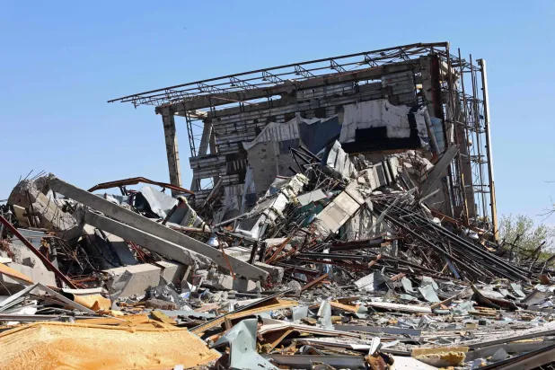 صورة لمبنى متضرر بشدة عقب قصف استهدف مجمع آزادي الرياضي في طهران (أ.ف.ب)