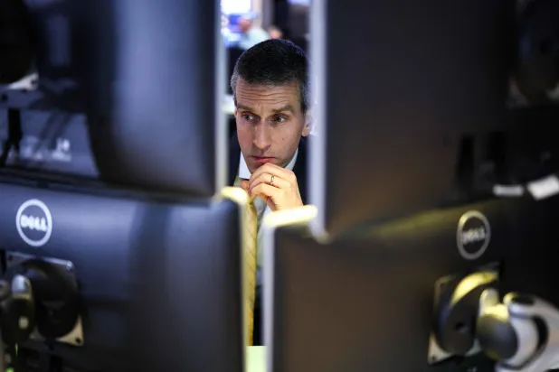 متداول يعمل في بورصة نيويورك (أ.ف.ب)