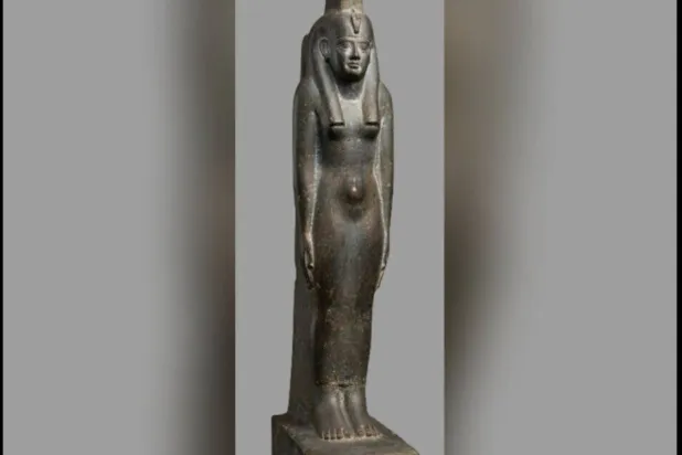 تمثال إيزيس أول قطعة تسجل بالمتحف المصري (المتحف المصري)