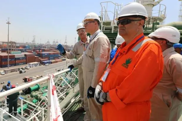 وزير البترول المصري كريم بدوي في أثناء متابعته تجهيز إحدى سفن التغييز (وزارة البترول المصرية)