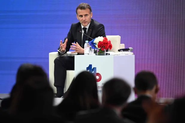 الرئيس الفرنسي متحدّثاً في منتدى بسيول يوم 3 أبريل (أ.ف.ب)