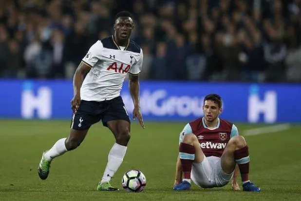 الكيني فيكتور وانياما لاعب خط وسط توتنهام الإنجليزي السابق (رويترز)