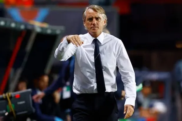 روبرتو مانشيني مدرب منتخب إيطاليا السابق (رويترز)