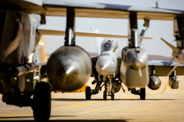 تستعد طائرات مقاتِلة تابعة للبحرية الأميركية لطلعات قتالية خلال عملية في إيران الأربعاء (سنتكوم)