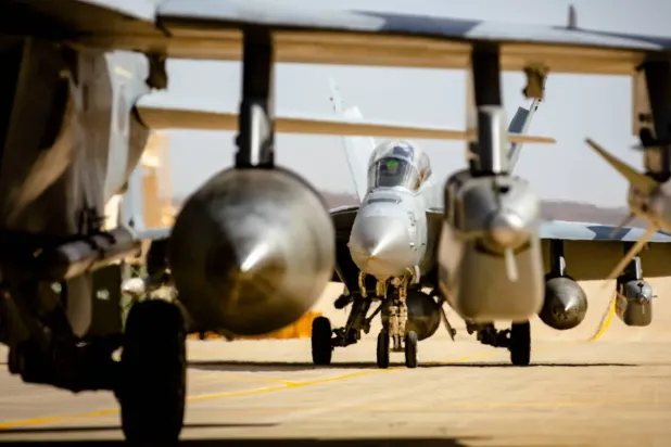 ABD Donanması'na ait savaş uçakları, çarşamba günü İran'da düzenlenen bir operasyon sırasında muharebe görevlerine hazırlanıyor (CENTCOM)