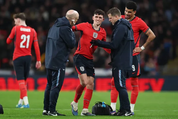 فودين لم يثبت جدارته أمام أوروغواي قبل أن يخرج من الملعب مصاباً (رويترز)