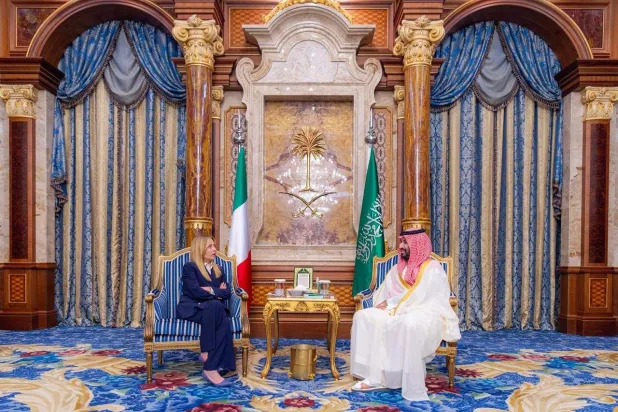 ولي العهد السعودي الأمير محمد بن سلمان خلال لقائه رئيسة الوزراء الإيطالية جورجيا ميلوني في جدة (واس)