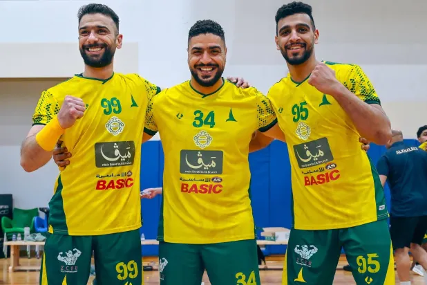 لاعبو الخليج يحتفلون باللقب (موقع النادي)