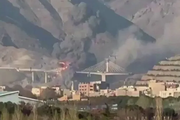 Tahran'ın batısındaki Kerec Köprüsü'nün bombalanmasına dair bir videodan alındı (AFP)