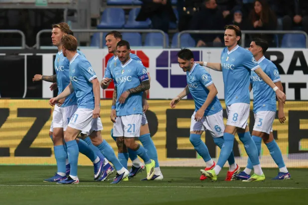 لقب الدوري الإيطالي بدأ يداعب نابولي بعدما خرج منتصراً في مبارياته الأربع الأخيرة (إ.ب.أ)