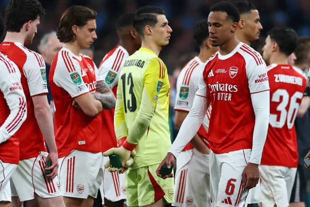 يبحث آرسنال عن ردّ فعل بعد إقصائه في نهائي كأس الرابطة أمام مانشستر سيتي (رويترز)