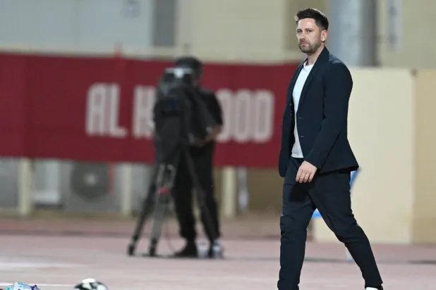 دينيس باكينغهام مدرب فريق الخلود (تصوير: بشير صالح)