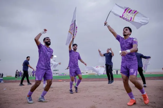 لاعبو الصقر يحتفلون بالإنجاز الكبير (نادي الصقر)