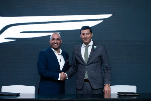 الرئيس التنفيذي للأهلي خلال توقيع عقد الشراكة الأخير مع جينيسس (موقع النادي)