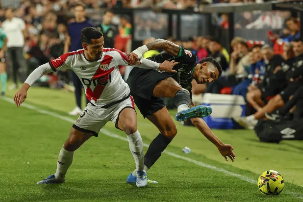 من مباراة فاييكانو وإلتشي في الدوري الإسباني (إ.ب.أ)