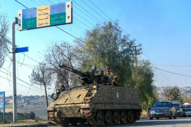 Lübnan'ın güneyindeki Bint Cubeyl kasabasının girişinde Lübnan askeri aracı (Arşiv- AFP)