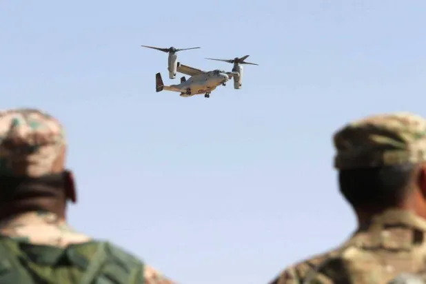 طائرة حربية أردنية في مناورة فوق مدينة الزرقاء (أ.ب)