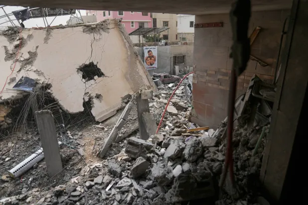 منازل مدمرة بعد تعرضها لغارة جوية إسرائيلية في قرية السكسكية جنوب لبنان (أ.ب)