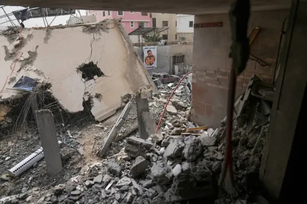 İsrail'in hava saldırısının ardından Lübnan'ın güneyinde yıkılan evler (AP)