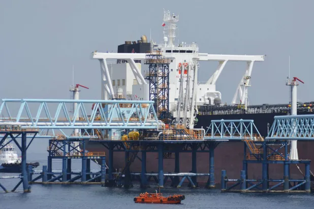 ناقلة نفط ترسو في قاعدة شيراشيما الوطنية لتخزين النفط في كيتاكيوشو جنوب غربي اليابان (رويترز)