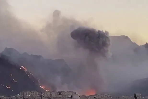 İran'ın merkezindeki İsfahan eyaletinde bulunan Baharistan'a düzenlenen hava saldırılarının ardından yoğun duman bulutları yükseliyor (AFP)