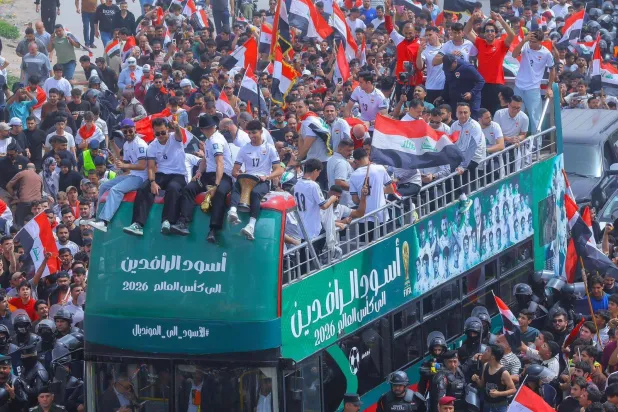 لاعبو العراق يحتفلون بالتأهل للمونديال بحافلة مكشوفة وسط بغداد (الاتحاد العراقي)