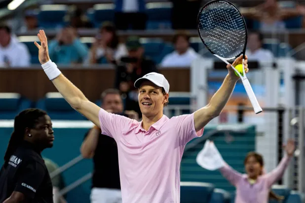 الإيطالي يانيك سينر يستعد لاستعادة صدارة التصنيف العالمي (أ.ب)