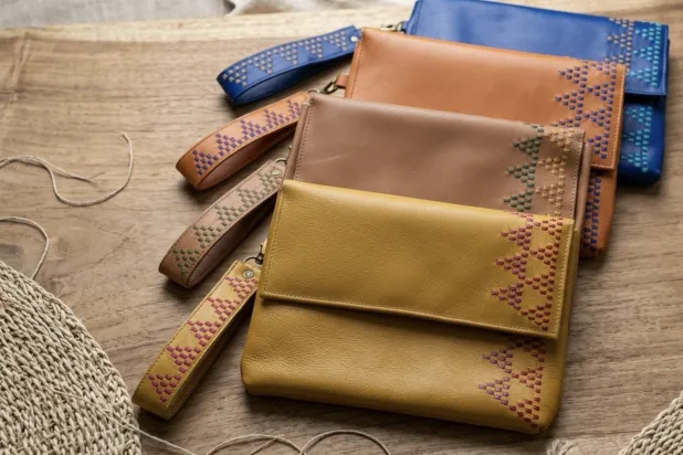 بعض منتوجات الحرفية ندى سمان جامعةً الجلد والتطريز (ندى سمان)