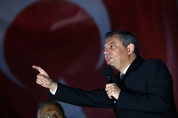 زعيم المعارضة التركية رئيس حزب «الشعب الجمهوري» أوزغور أوزيل يسعى إلى الانتخابات المبكرة عبر انتخابات برلمانية فرعية (من حساب الحزب في «إكس»)