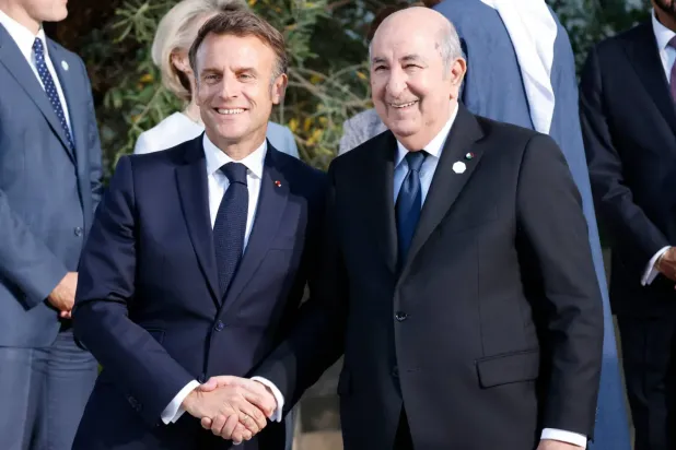 Cezayir Cumhurbaşkanı, iki ülke arasındaki ilişkiler gerginleşmeden önce Fransız mevkidaşını kabul etti (AFP)