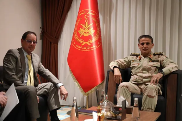 رئيس أركان قوات حكومة «الوحدة» صلاح النمروش في لقاء مع السفير الروسي بالعاصمة طرابلس الاثنين (رئاسة الأركان في غرب ليبيا)