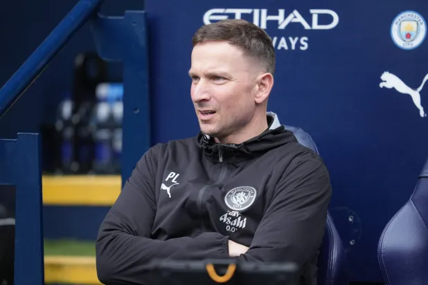 بيب ليندرز المدرب المساعد لمانشستر سيتي (أ.ب)