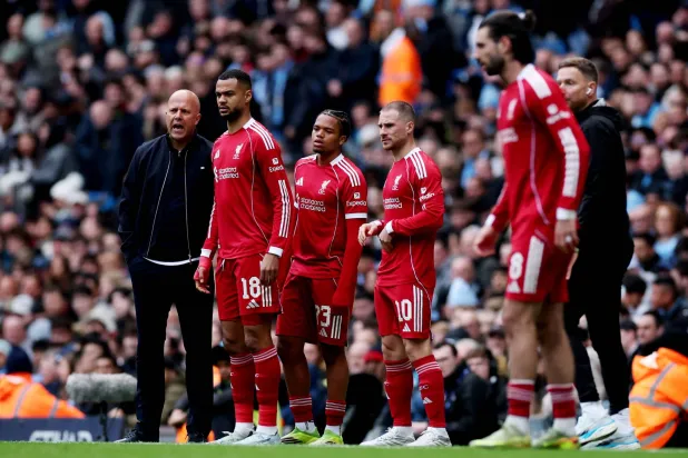  Soccer Football - FA Cup - Quarter Final - Manchester City v Liverpool - Etihad Stadium, Manchester, Britain - April 4, 2026 Liverpool manager Arne Slot speaks to Liverpool's Cody Gakpo, Rio Ngumoha and Alexis Mac Allister as they come on as substitutes. (Reuters)