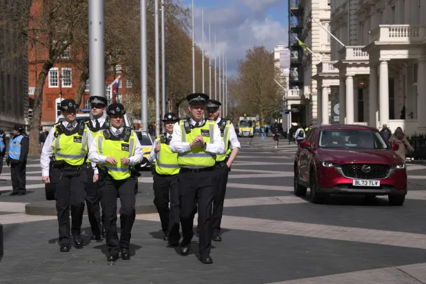ضباط شرطة «يتركون حقيبة أسلحة» خارج منزل عمدة لندن