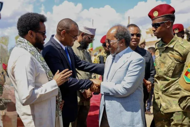 الرئيس الصومالي حسن شيخ محمود خلال زيارة ميدانية إلى مدينة بيدوا العاصمة المؤقتة لولاية جنوب الغرب (وكالة الأنباء الصومالية)