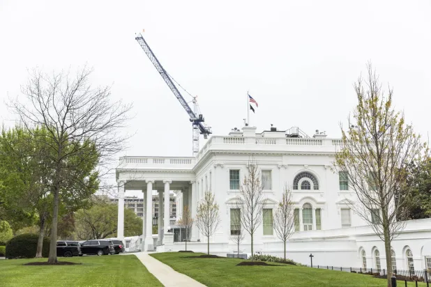 رافعة في موقع أعمال البناء الخاصة بقاعة الاحتفالات في البيت الأبيض (إ.ب.أ)