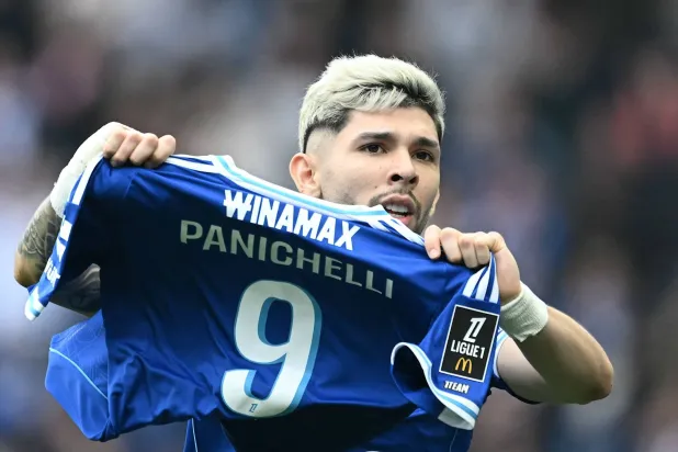 الباراغواياني خوليو أنسيسو يحتفل بثاني أهداف ستراسبورغ ملوِّحاً بقميص بانيتشيلي (أ.ف.ب)