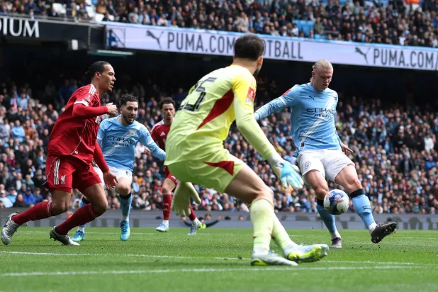 هالاند يختتم ثلاثيته ورباعية مانشستر سيتي في شباك ليفربول (رويترز)