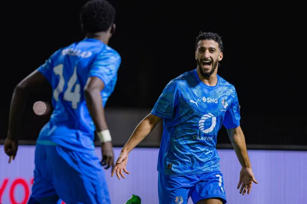 رودريغيز يحتفل مع بن رحمة بهدف الفوز (دوري روشن)