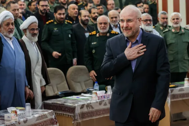 رئيس البرلمان الإيراني محمد باقر قاليباف يصل إلى مؤتمر سنوي لقادة «الحرس الثوري» العام الماضي (سباه نيوز)