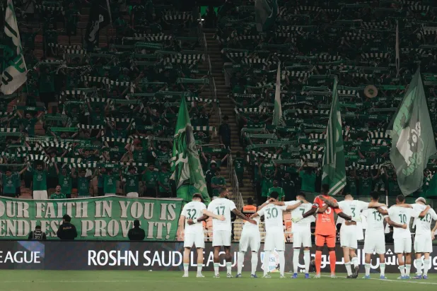 لاعبو الأهلي يؤدون نشيد النادي قبل انطلاق المباراة (موقع النادي الأهلي)