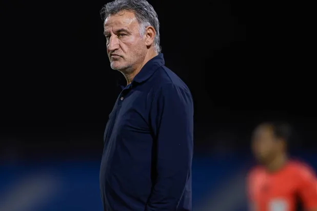 غالتييه يراقب أداء لاعبيه خلال المواجهة (نادي نيوم)