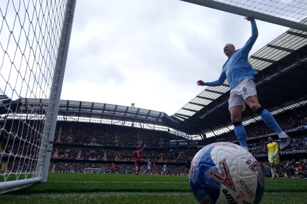 هالاند سجل «هاتريك» في شباك ليفربول (رويترز)