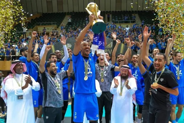 لحظة تتويج الهلال باللقب (الاتحاد السعودي للكرة الطائرة)