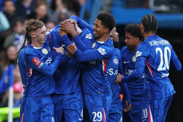 لاعبو تشيلسي يحتفلون بأحد أهدافهم في المباراة (أ.ب)