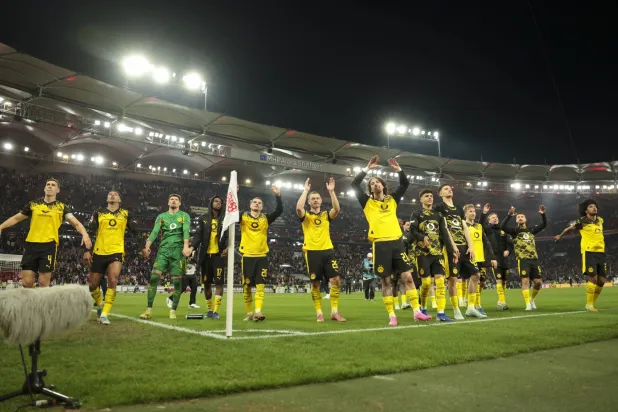 لاعبو دورتموند يحتفلون مع جماهيرهم بعد نهاية المباراة (إ.ب.أ)